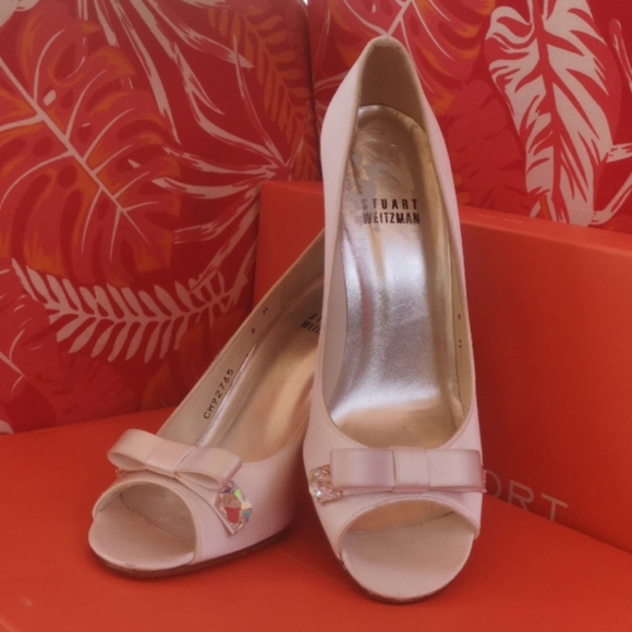 Classy pair of Stuart Weitzman pumps - Picture 13 of 14